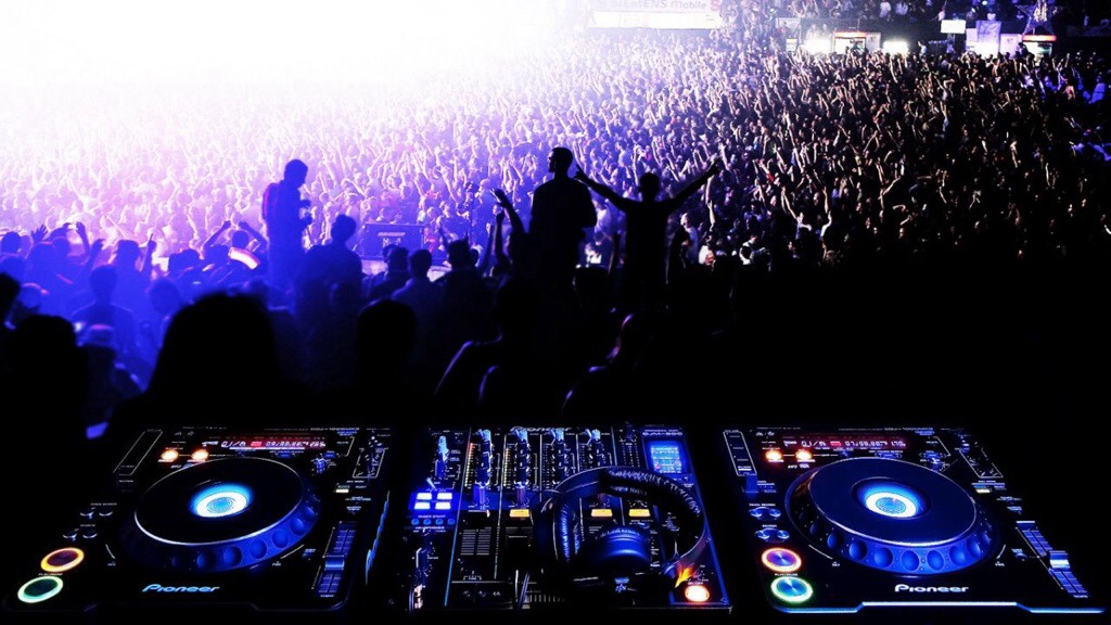 Music |Roll With DJ “Lucky Dice”